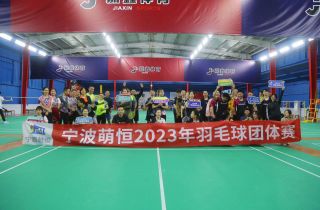 看，他們揮拍的姿勢真颯！